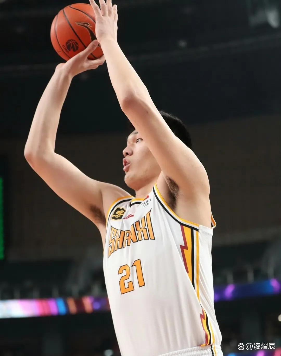 转折点！新疆广汇篮板制胜，CBA常规赛窗口期攻防权衡，气氛紧张，资深球员宣示担当(马书记对新疆广汇篮球工作的要求)