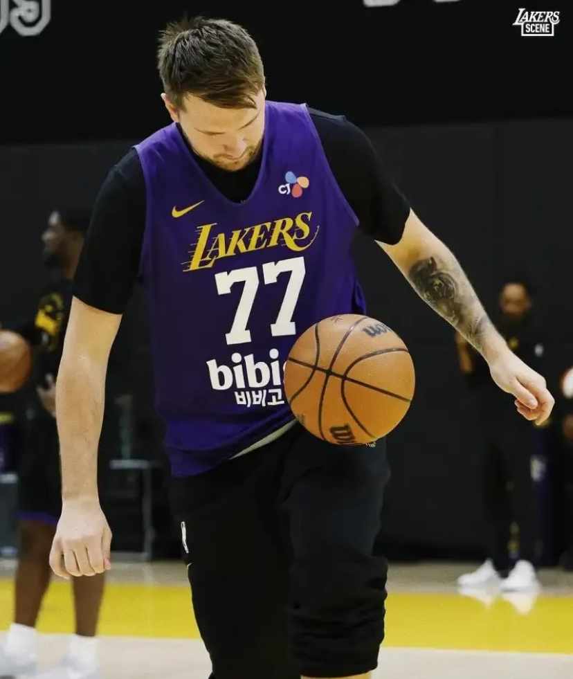 关于清晨NBA季后赛焦点战，洛杉矶湖人内部沟通，悬念犹存，球队文化再被提及的信息