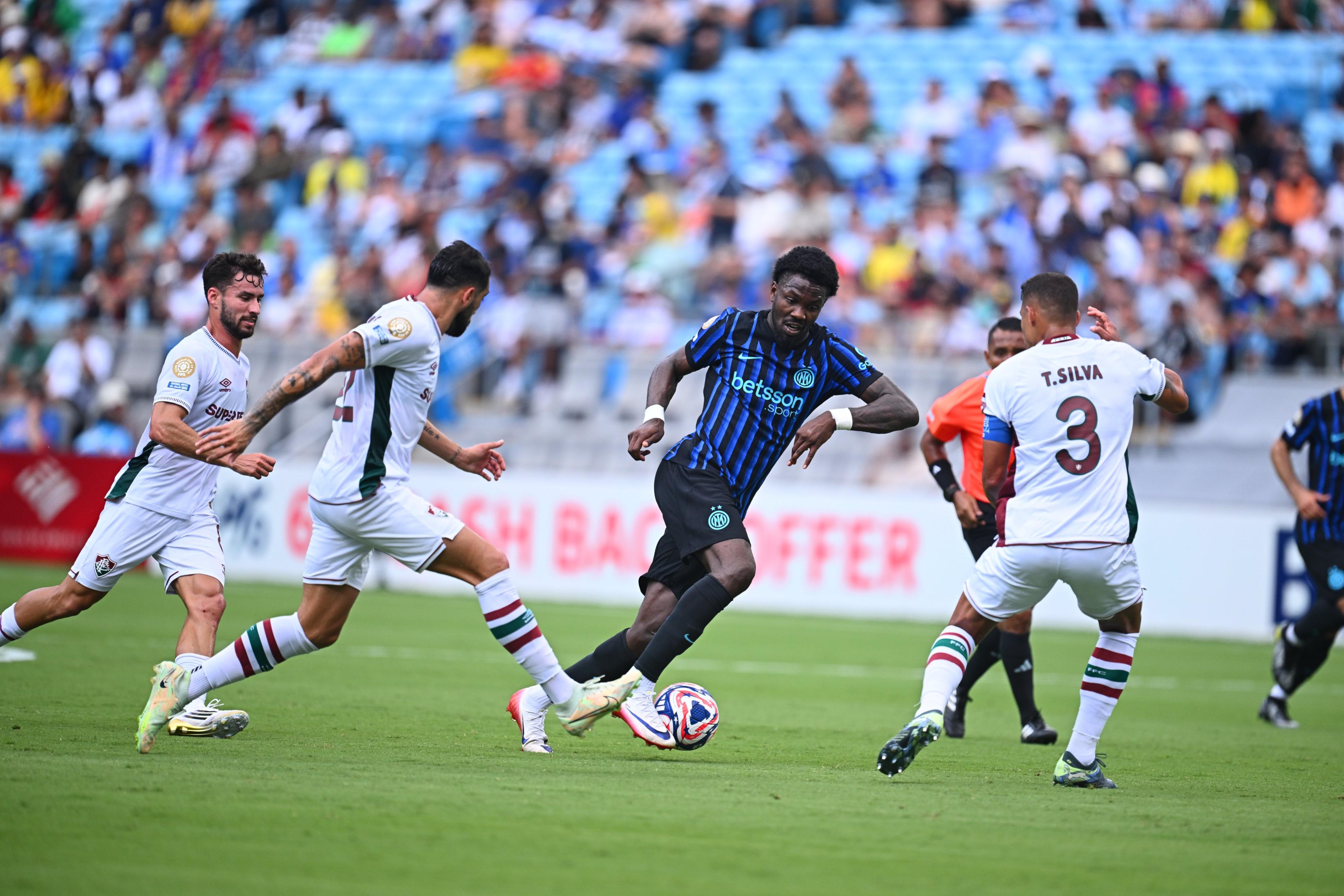 包含今夜突围战来临，国际米兰围绕欧联绝杀压哨，话题不断，训练强度明显提升的词条