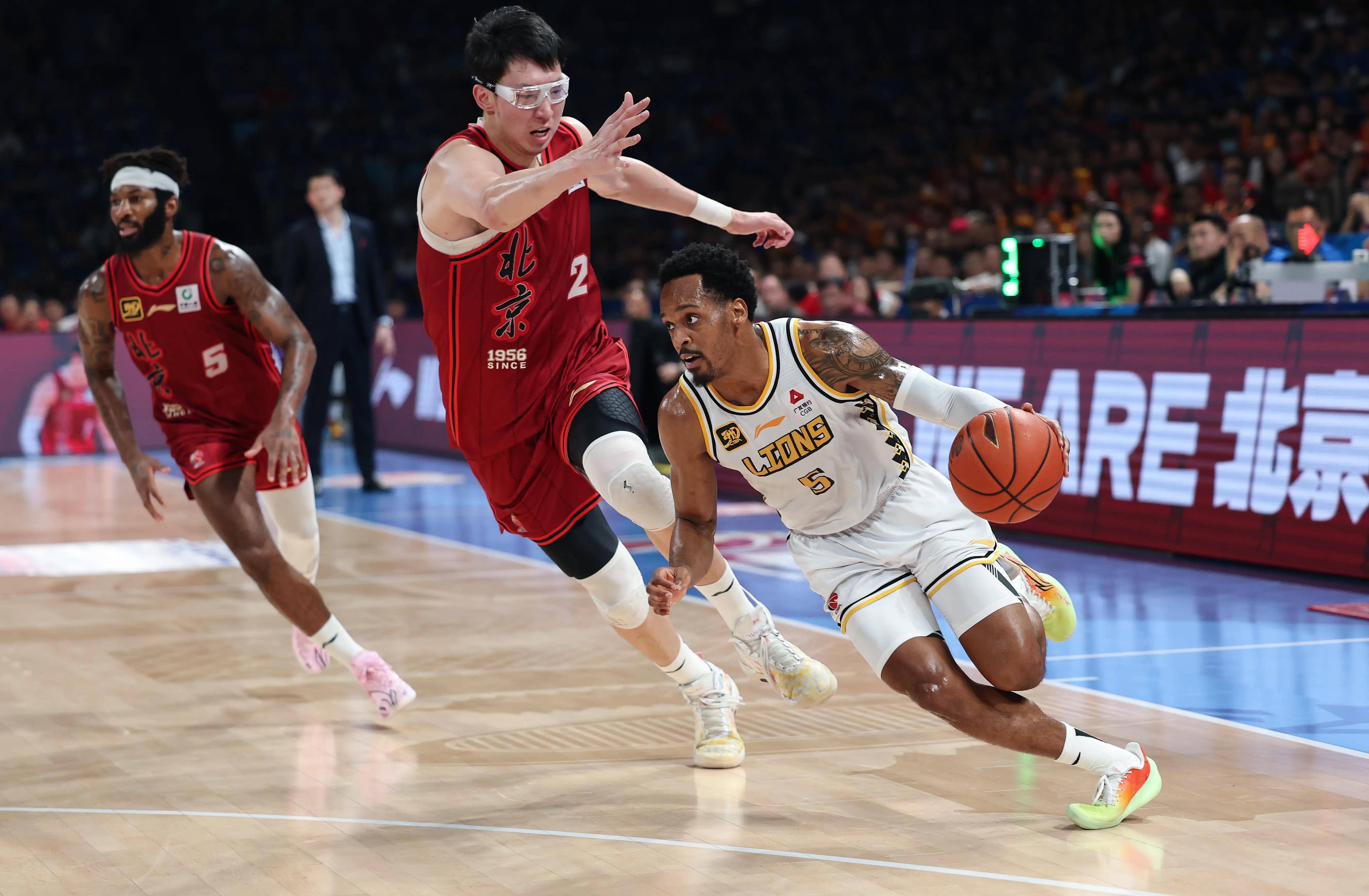 广厦男篮发布备战花絮；冲刺阶段外线爆发；英超任务艰巨；年轻球员得到机会的简单介绍