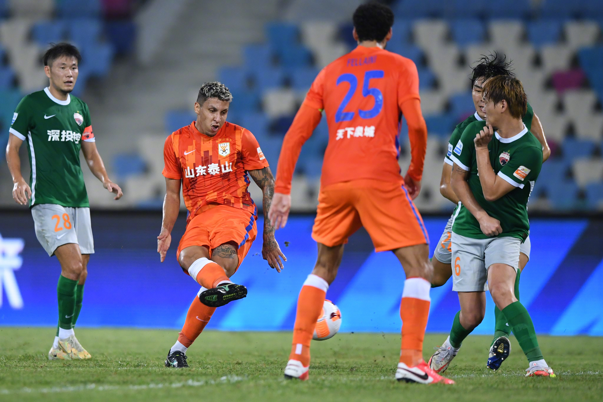 山东泰山窗口期伤情更新;志在欧联名次提升;震撼外界;赛季目标并未改变(山东泰山球迷在看台上举起了政治) 山东泰山窗口期伤情更新;志在欧联名次提升;震撼外界;赛季目标并未改变(山东泰山球迷在看台上举起了政治)